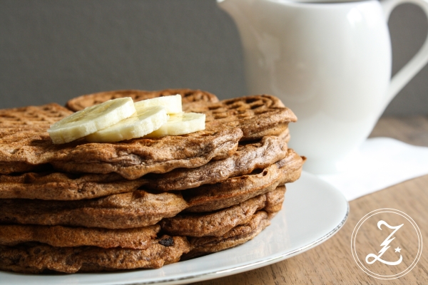 Vegane Bananen-Schoko-Waffeln mit Schokoladensauce | Zuckergewitter