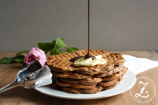 Vegane Bananen-Schoko-Waffeln mit Schokoladensauce | Zuckergewitter