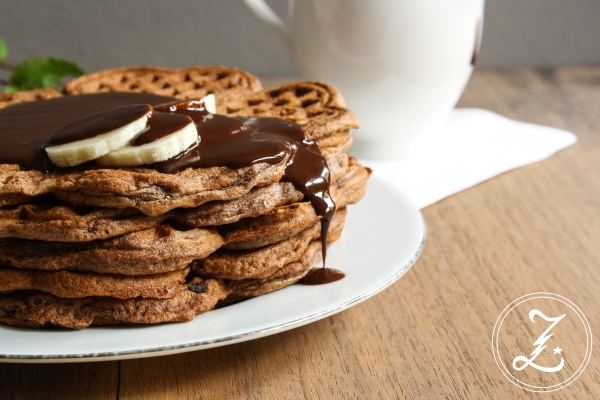 Vegane Bananen-Schoko-Waffeln mit Schokoladensauce | Zuckergewitter