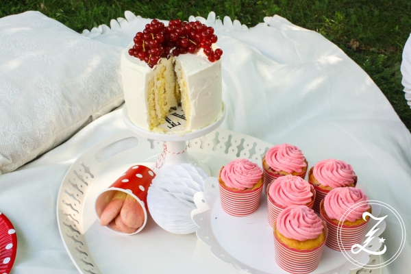 Sommerpicknick - Zitronen-Wickeltorte, Kuchensticks mit Beerenguss und rosa Johannisbeer-Cupcakes | Zuckergewitter.de