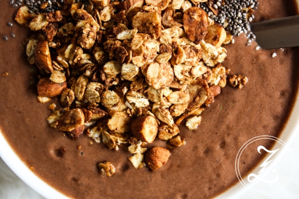 zu Weihnachten gesund frühstücken mit einer schokoladigen Smoothiebowl und Spekulatiusgranola | Zuckergewitter.de