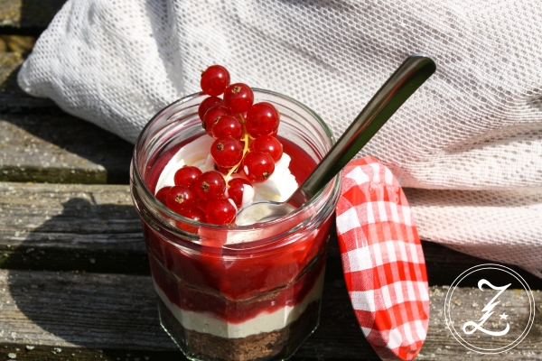 Mascarpone-Johannisbeer-Törtchen im Glas | Zuckergewitter.de