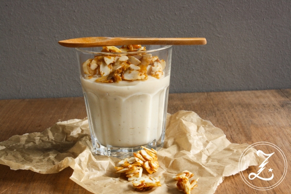 Bananen-Vanille-Pudding mit kandierten Mandelblättchen | Zuckergewitter.de