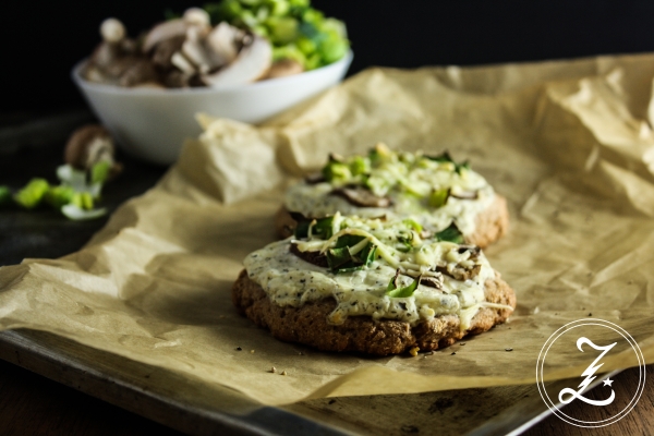 Vollkorn-Quark-Fladen mit herbstlichem Belag aus Champignons und Lauch | Zuckergewitter.de