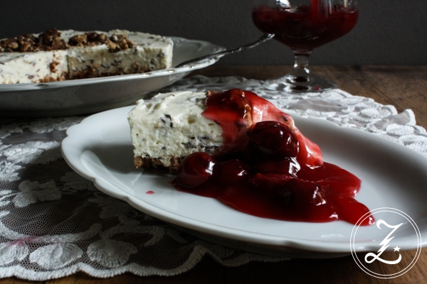 Nippon-Straciatella-Kuchen mit warmer Kirsch-Grütze (ohne Backen) | Zuckergewitter.de