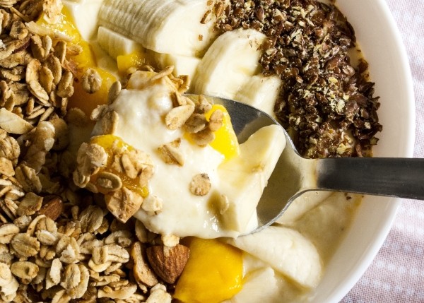 {Start Your Day Right} tropische Smoothiebowl mit Quark, Mango und Banane | Zuckergewitter.de