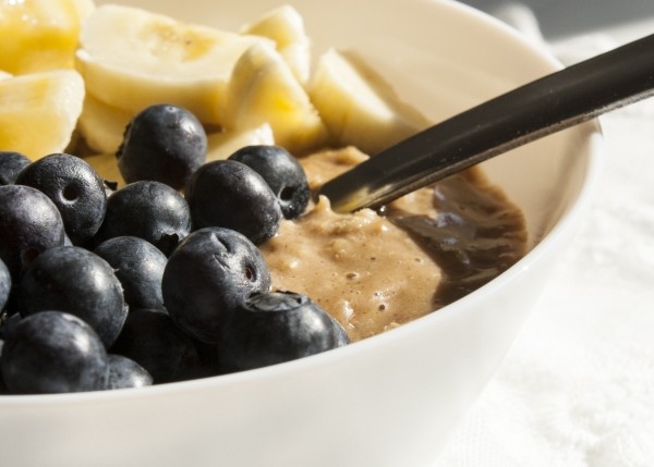 {Start Your Day Right} Wachmacher-Porridge mit Espresso, Mandelmus und frischem Obst | Zuckergewitter.de
