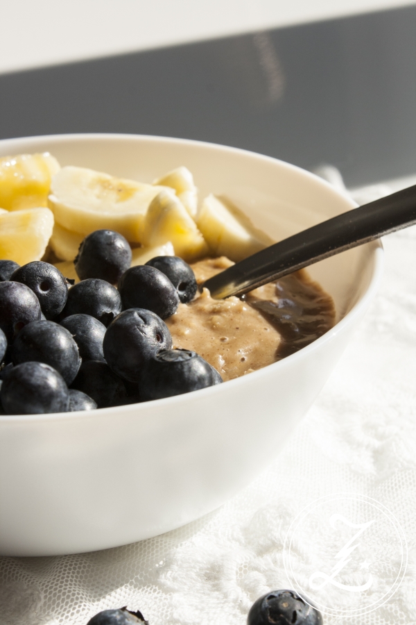 {Start Your Day Right} Wachmacher-Porridge mit Espresso, Mandelmus und frischem Obst | Zuckergewitter.de