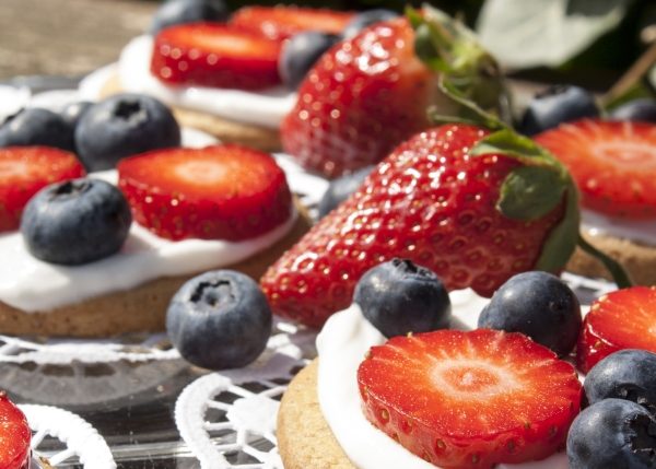 in Windeseile kleine Törtchen auf dem Tisch - süße Cookie-Pizzen mit frischen Beeren | Zuckergewitter.de