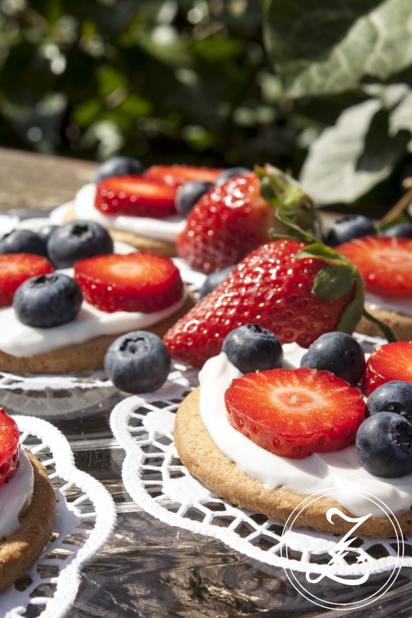 in Windeseile kleine Törtchen auf dem Tisch - süße Cookie-Pizzen mit frischen Beeren | Zuckergewitter.de